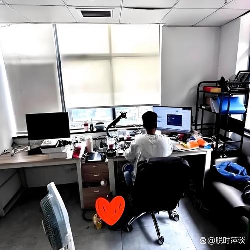 一亲戚在杭州搞了个小公司,整个公司就他一人,连办公室都没,仅一张
